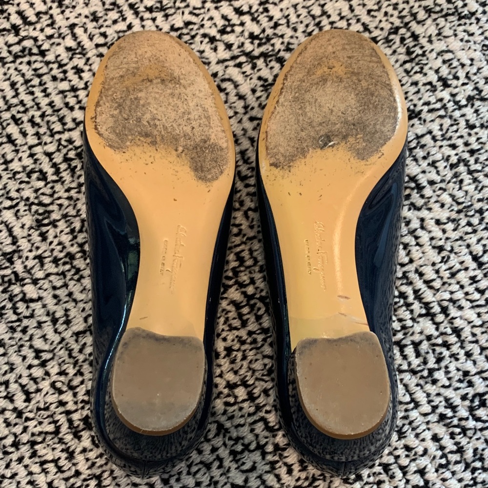 Salvatore Ferragamo Navy Patent Leather Vara Bow Flats with Gold Plaque. Size 7 - Picture 8 of 9